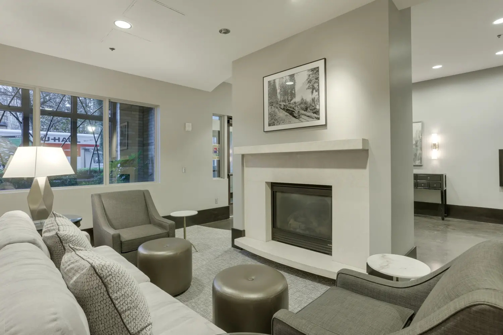 Modern, Upgraded Apartment - fast wifi and parking!