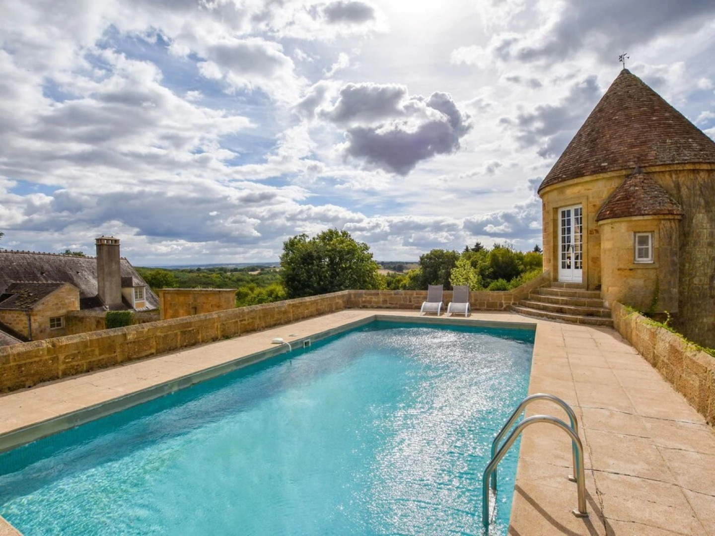 Gorgeous Manor With Private Heated Swimming Pool, in the Heart of an oak Forest