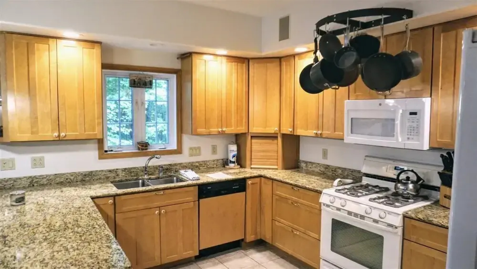 A Charming Private Home Rental, Beautifully Landscaped and Located in Forest Ridge, Lincoln, NH - Fr42l