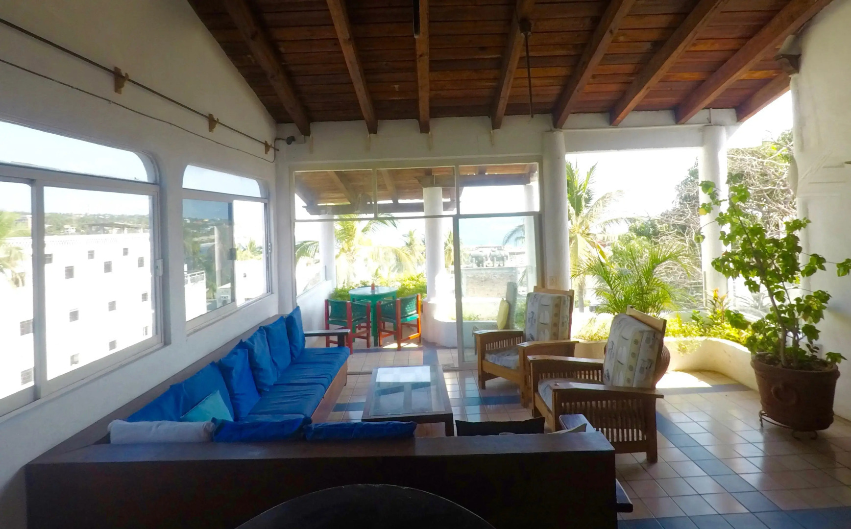 Mayflower Hotel & Hostal