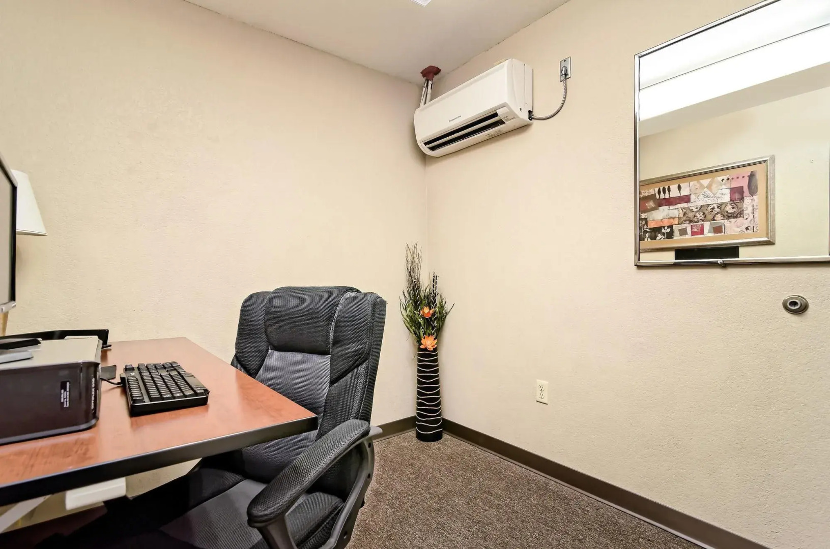 HomeTowne Studios & Suites by Red Roof Bentonville