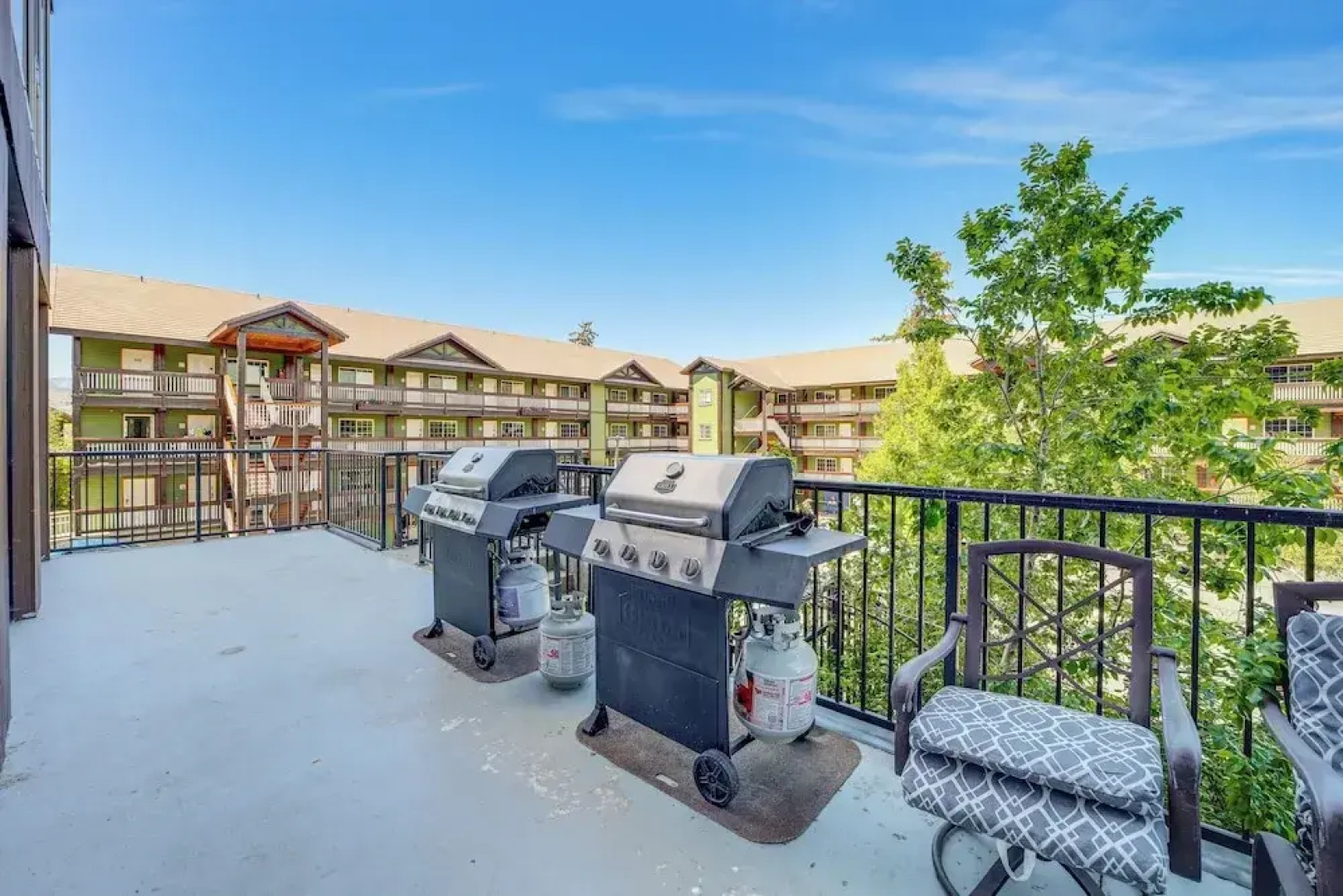 Resort Getaway on Lake Chelan: Pool + Beach Access