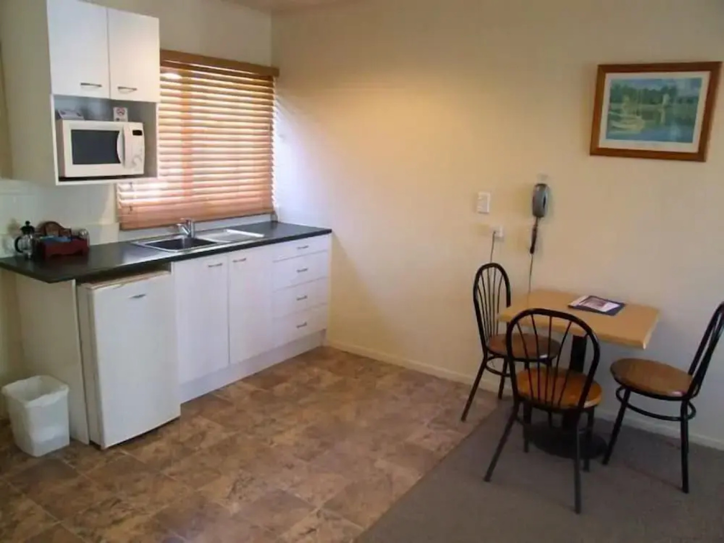 Colonial Court Motel