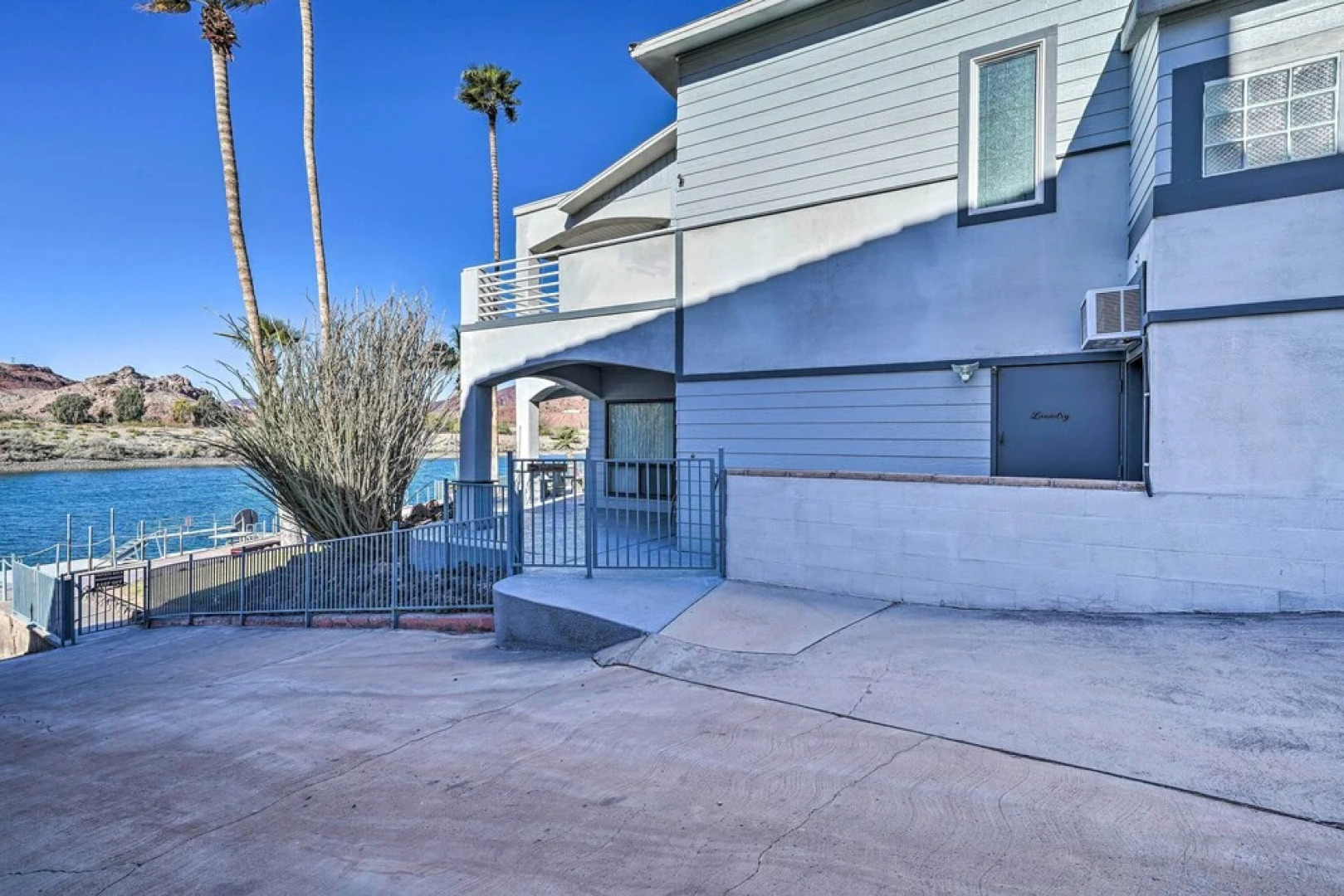 Parker Studio Nestled on the Colorado River!