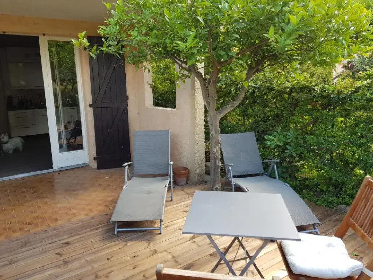 Studio confortable au calme proche du port et de la plage grande terrasse et parking résidence le Grand Large