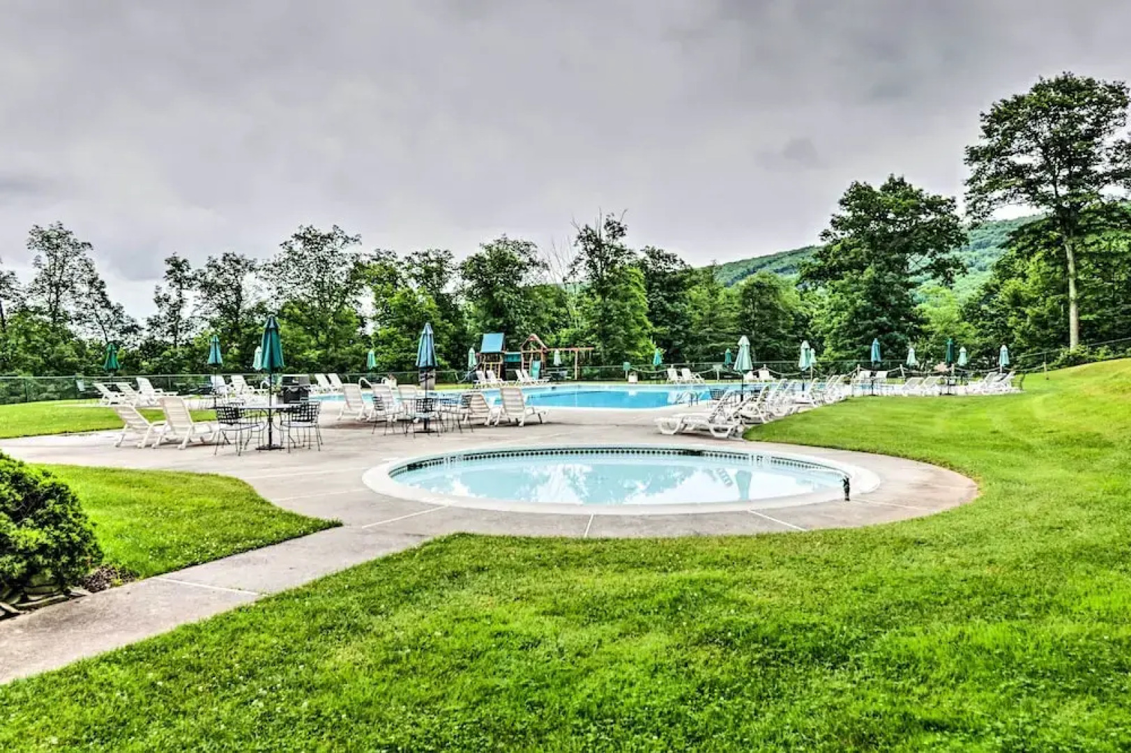 Modern Camelback Mountain Home: 1/2 Mi to Skiing!