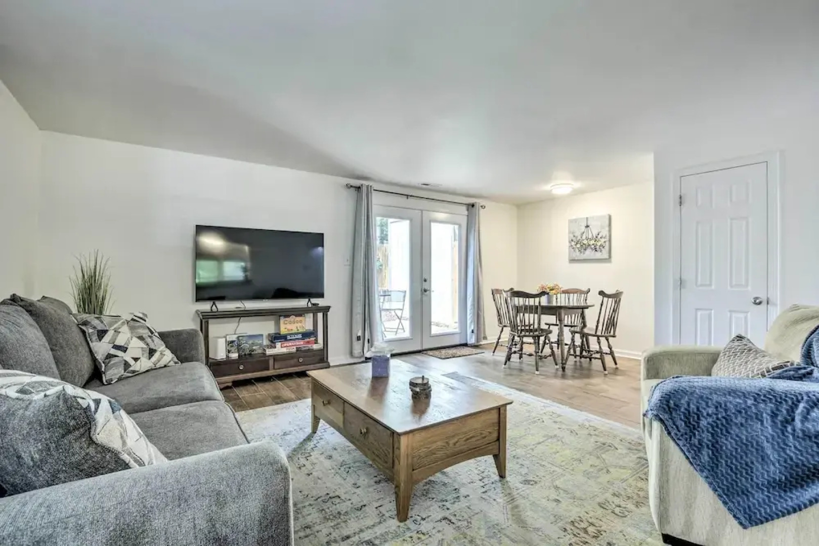 Walk to Dtwn & Breweries: Townhome in Cary!