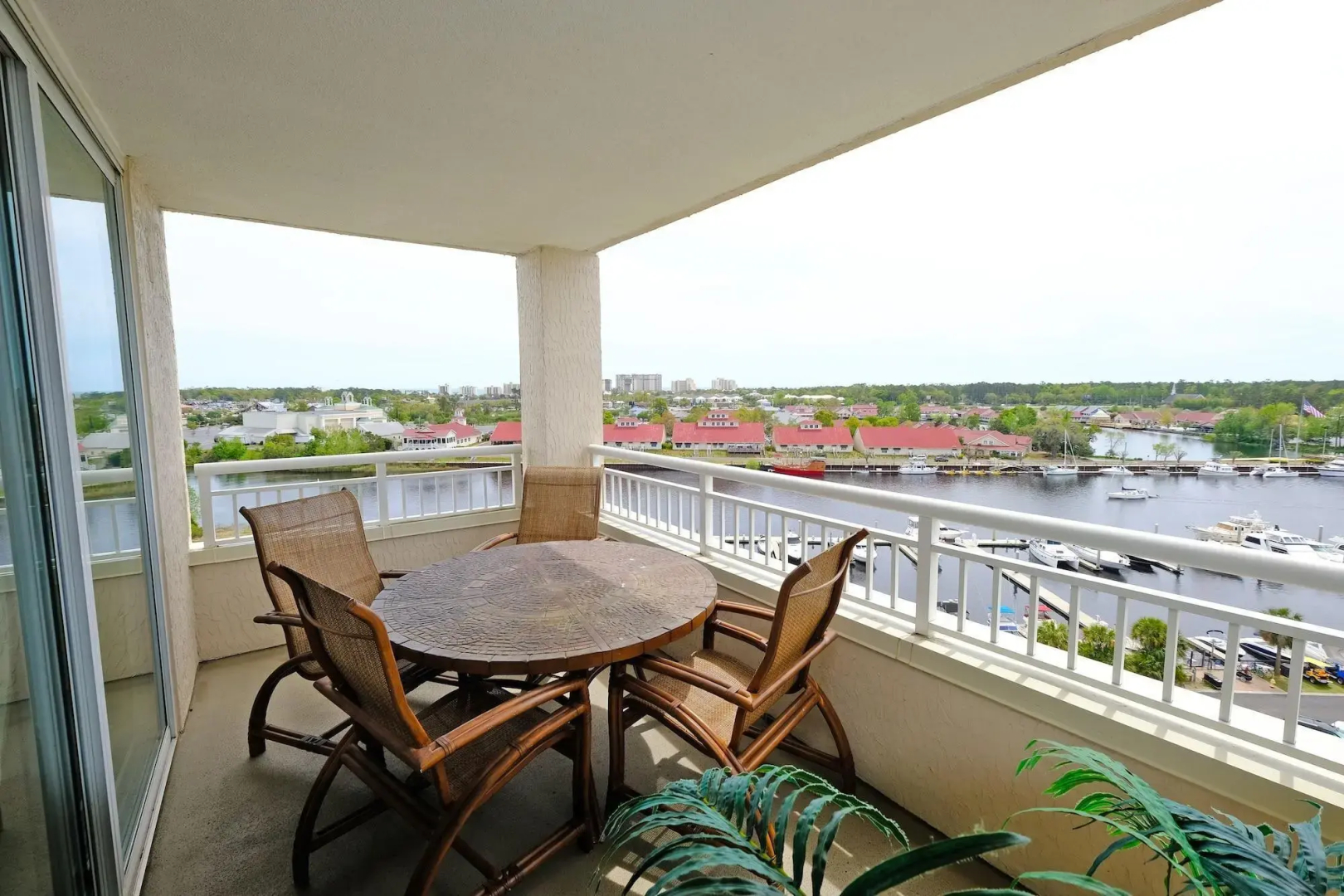 Barefoot Resort & Yacht Club