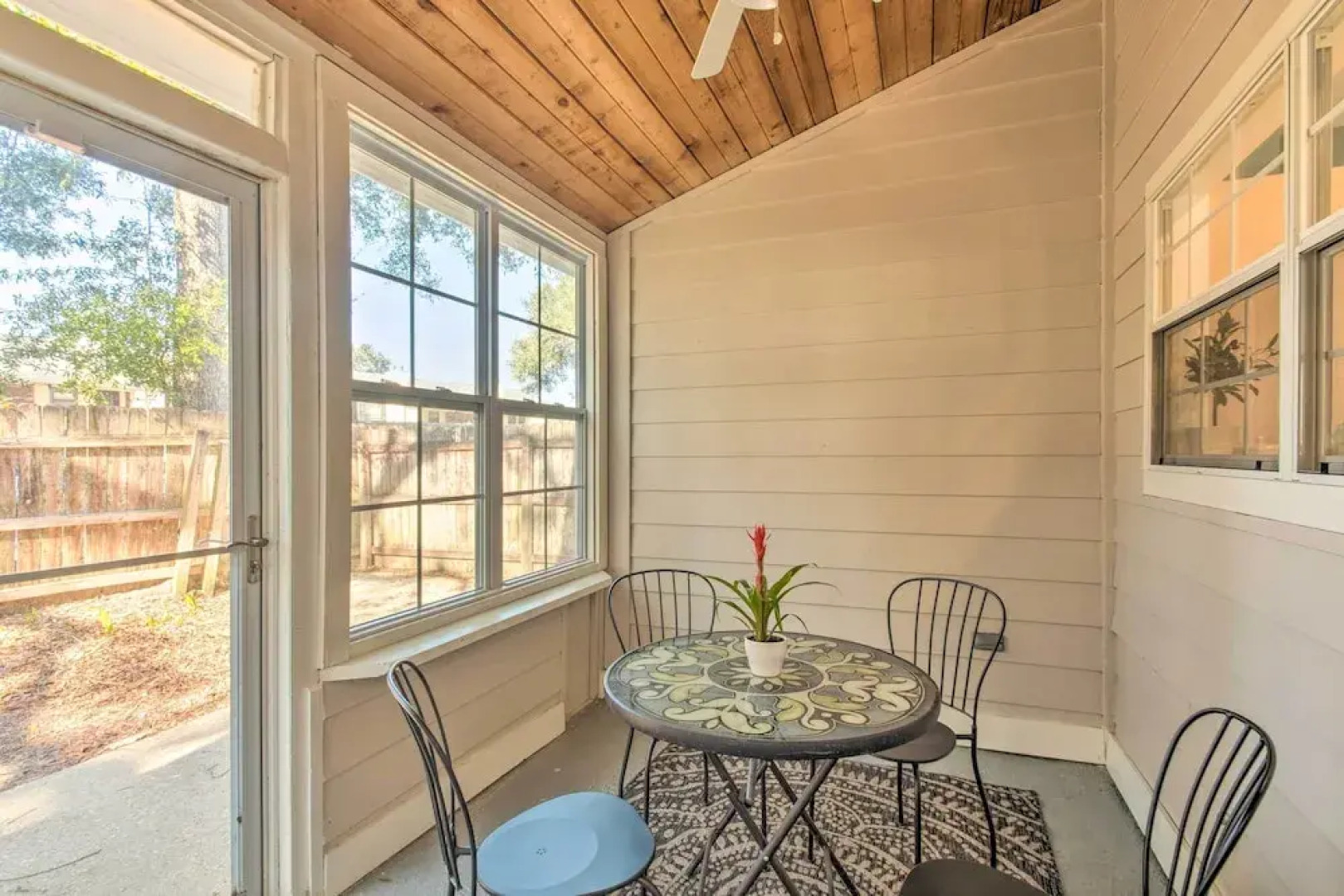 Pet-friendly A-frame Retreat Near Dtwn + Beaches!