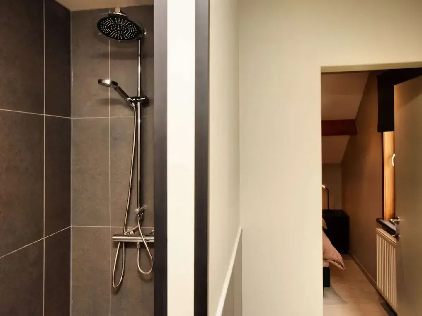 Beautiful, Luxury Home with Sauna, Hot Tub, Private Bathrooms