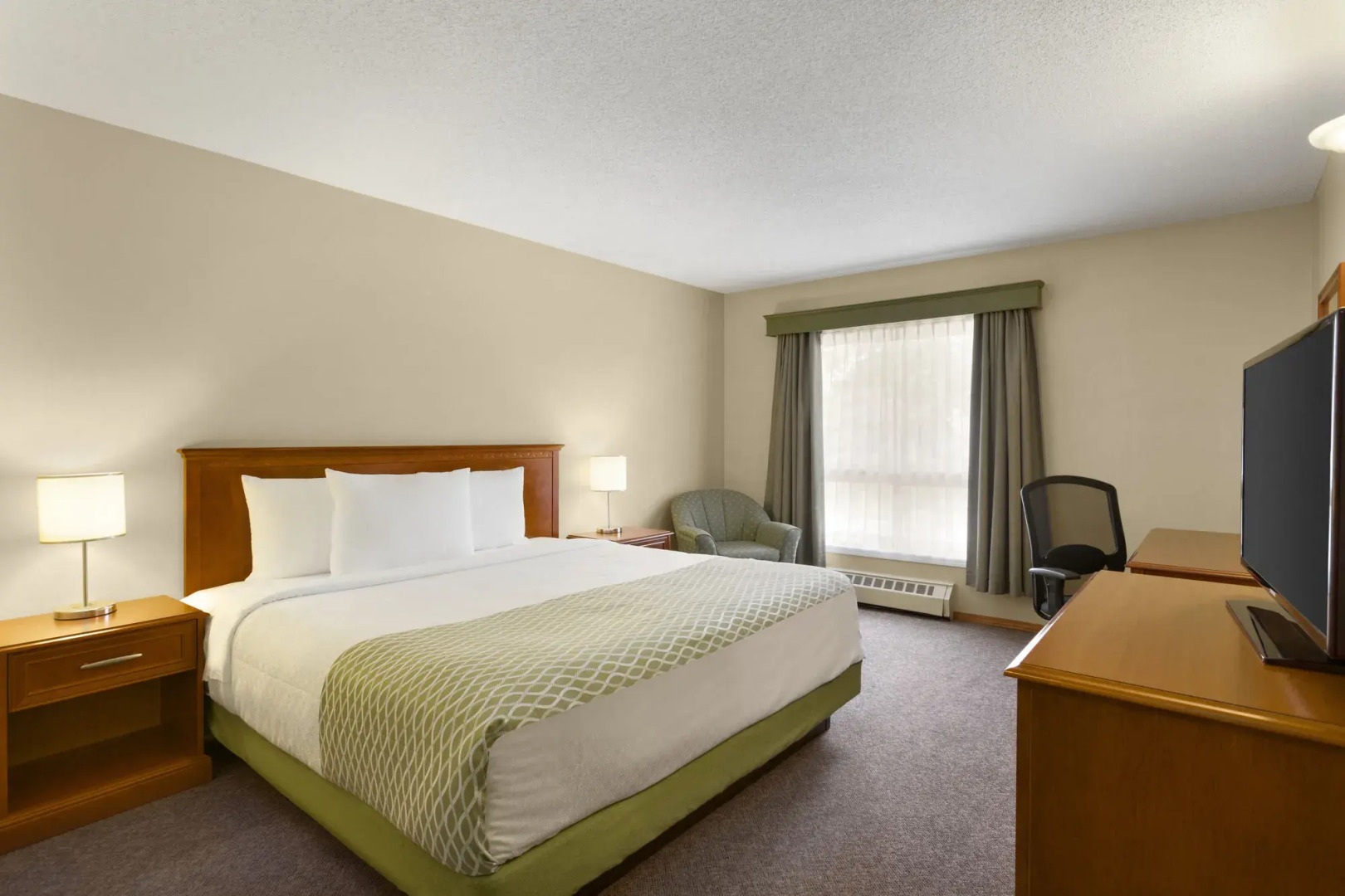 Colonial Square Inn & Suites