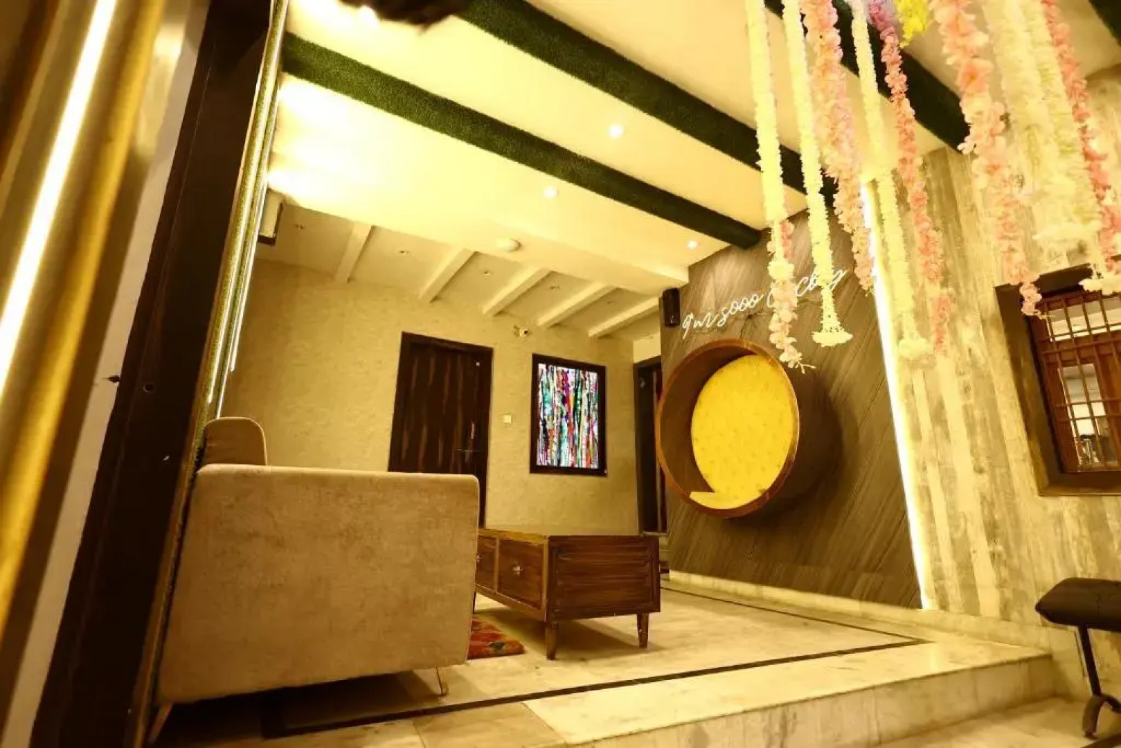 Lucky Restaurant And Guest House