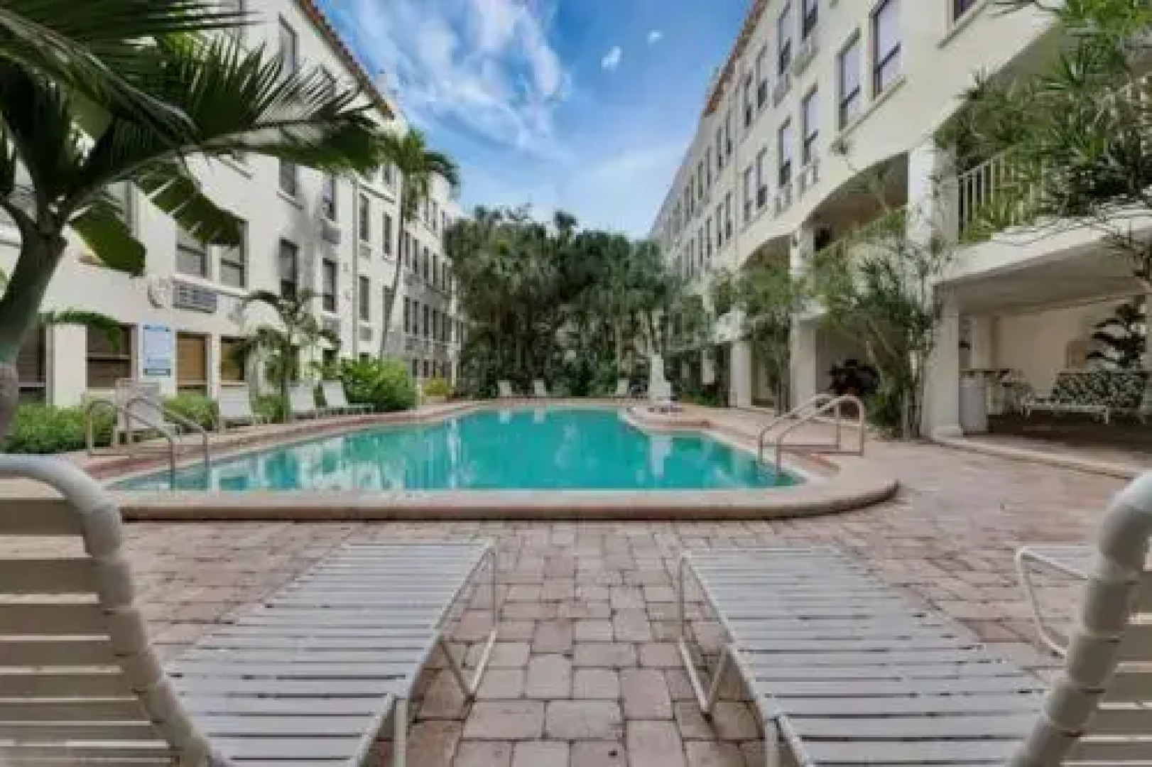 Tropical Beach Condo - Pool, Parking, 86" TV, WiFi