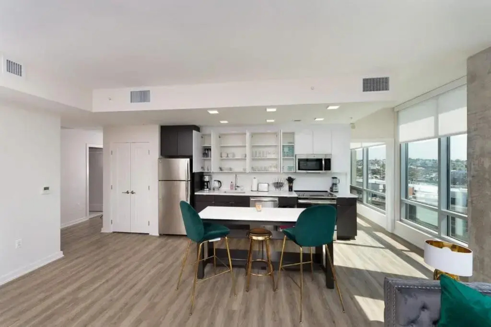 3BR Glass Suite With Gym & Pool By ENVITAE