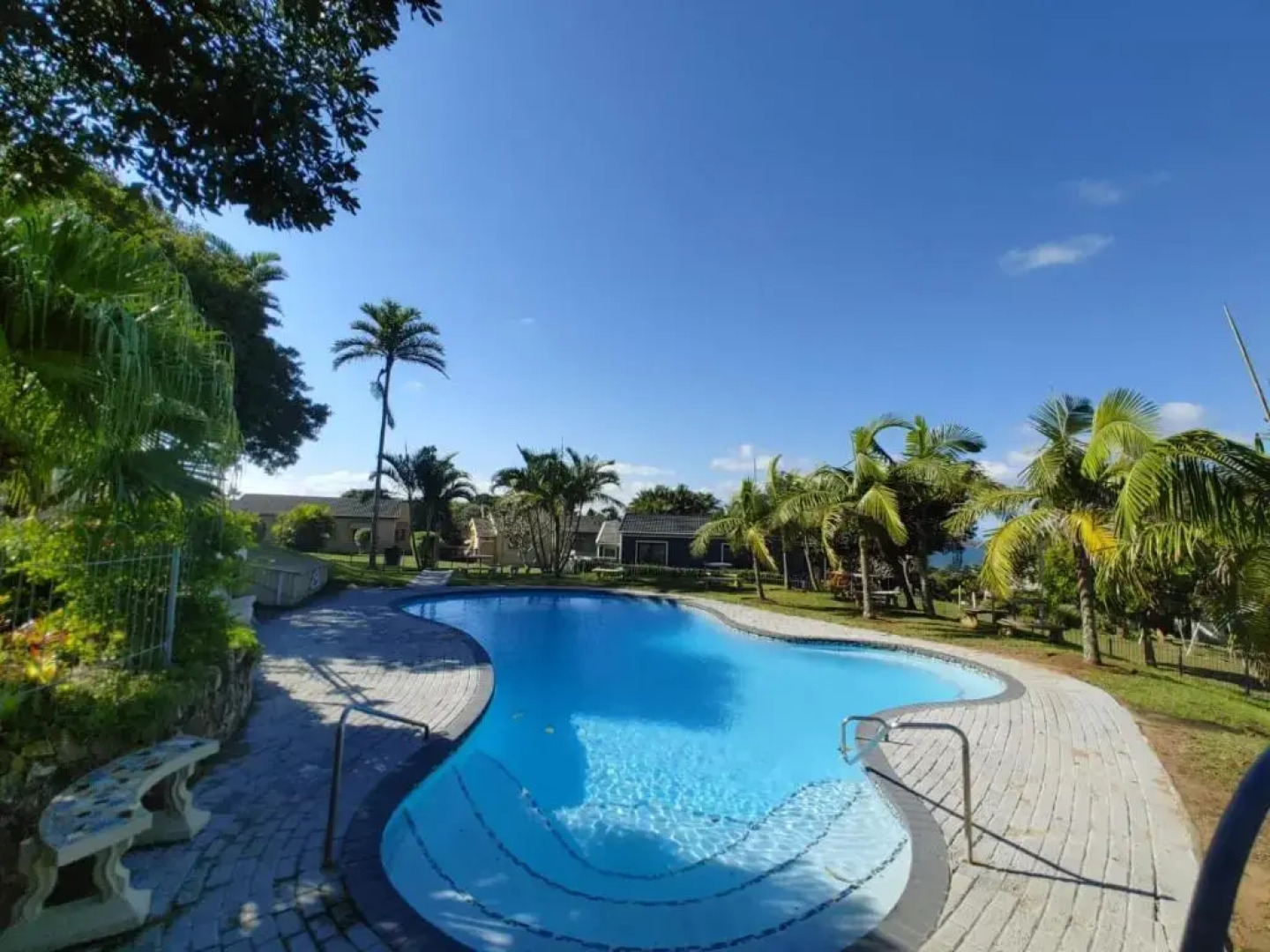 Cheerful 2 bedroom cottage with a communal pool