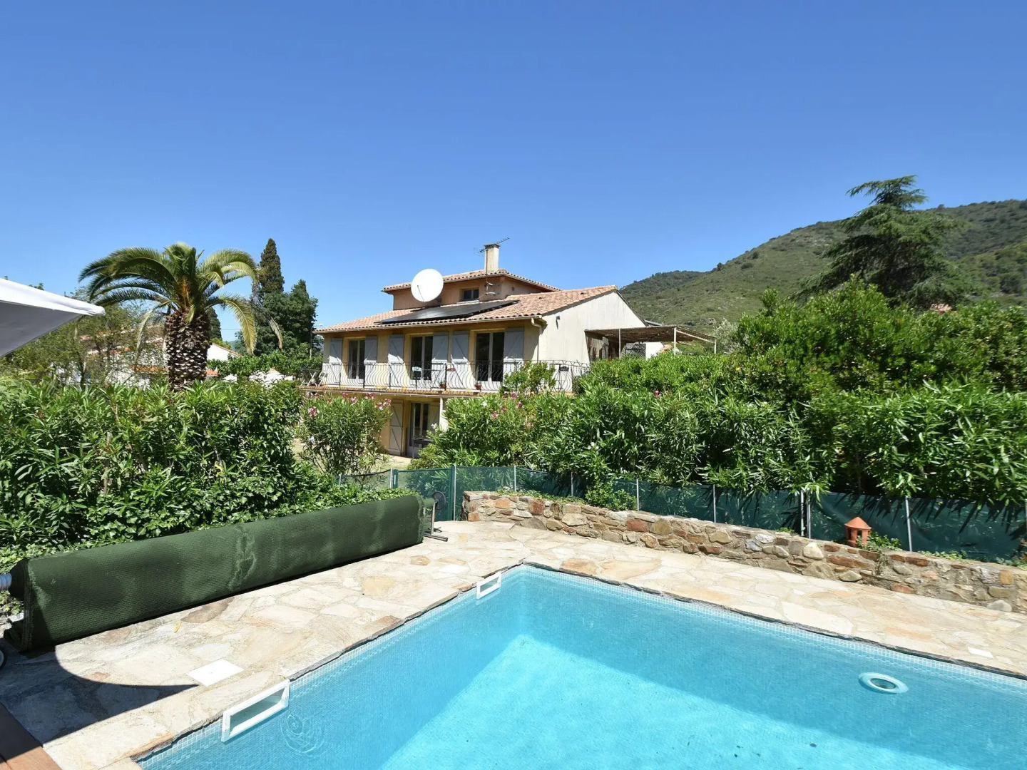 Child & dog friendly villa with private swimming pool and fenced garden on the river
