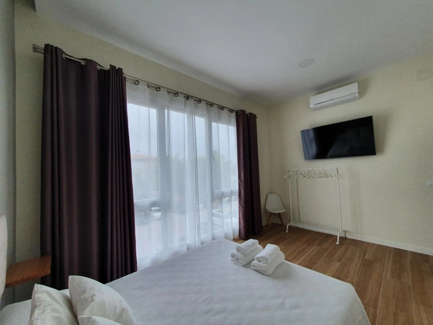 REDONDELA APARTMENTS - Bedroom, Bathroom & Kitchen