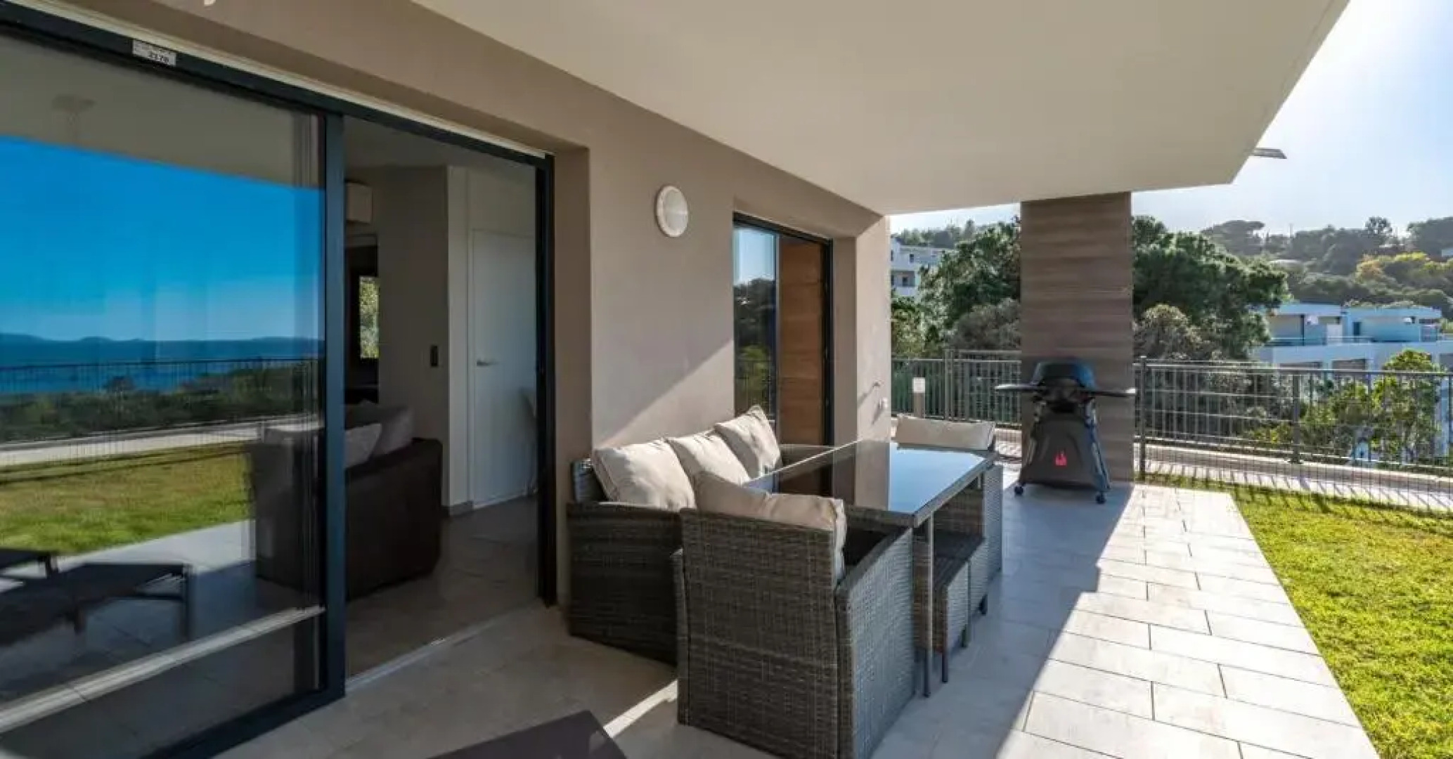 RIVAGES DE LA STAGNOLA T3 NEUF CLIMATISE vue panoramique Mer et Montagne à 200 m Plage LOCATION VOITURE possible