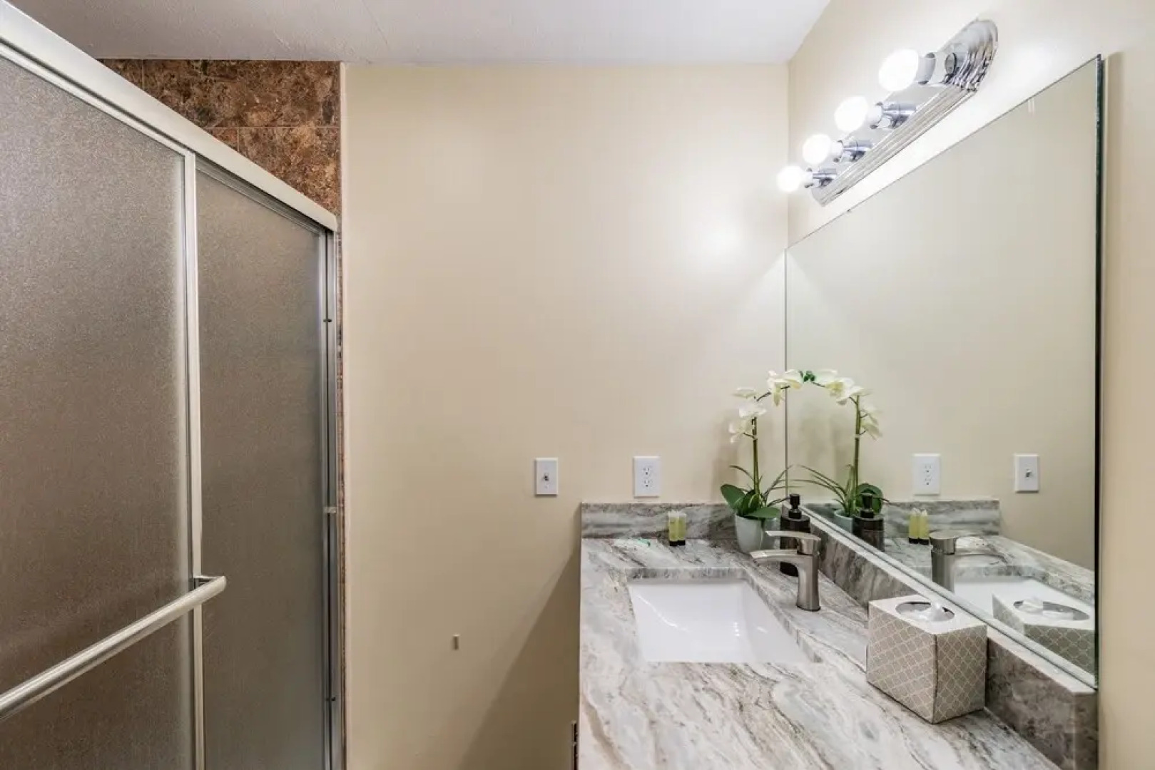 A Large Tropical 7 Bedroom Estate by RedAwning