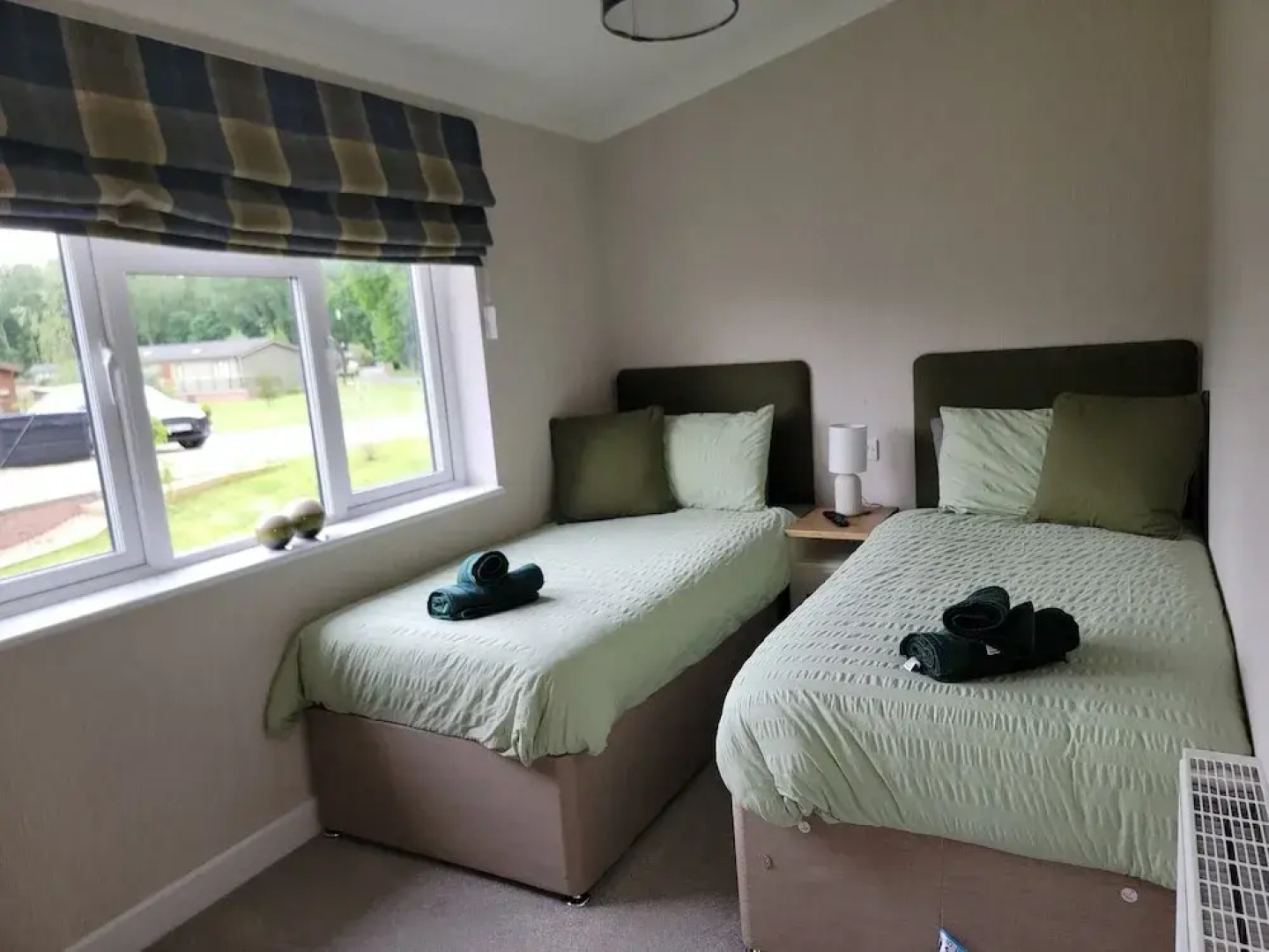 Luxury 2-bed Lodge in Routh, Sleeps 4 With Hot Tub