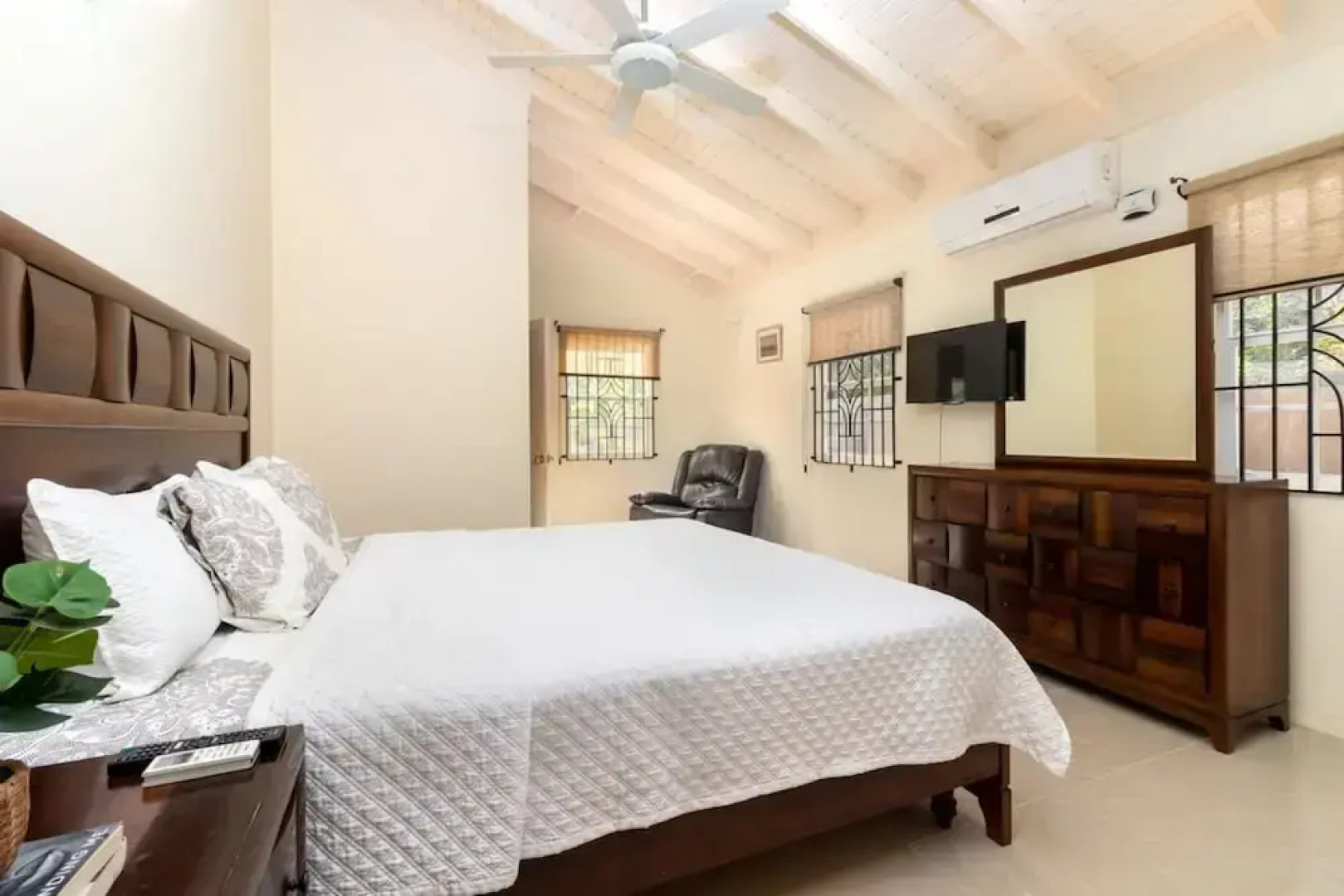 Private Pool Draxhall Gated Gym Tennis Full AC