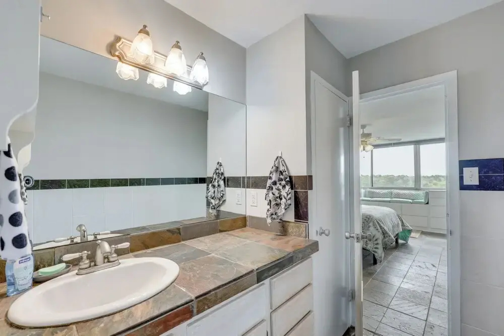 Rorys Roost Hot Springs Condo on Lake Hamilton!