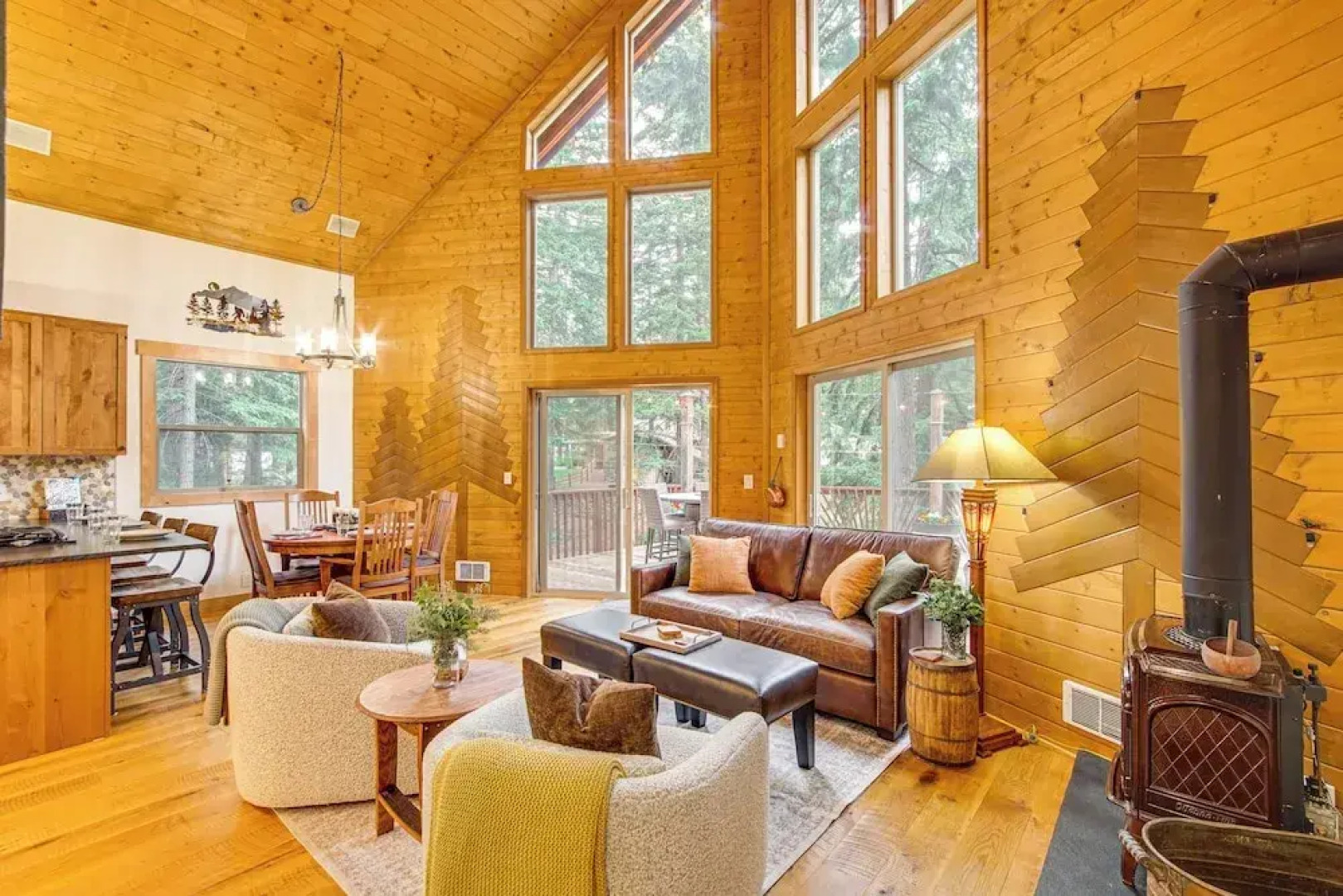 Cle Elum Cabin w/ Hot Tub, 4 Grills & Game Room!