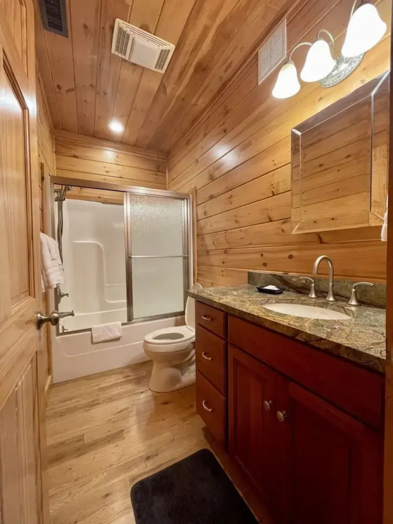 A true log cabin with 360 degree mountain views - Pet and Motorcycle friendly! 5 Bedroom Cabin by RedAwning
