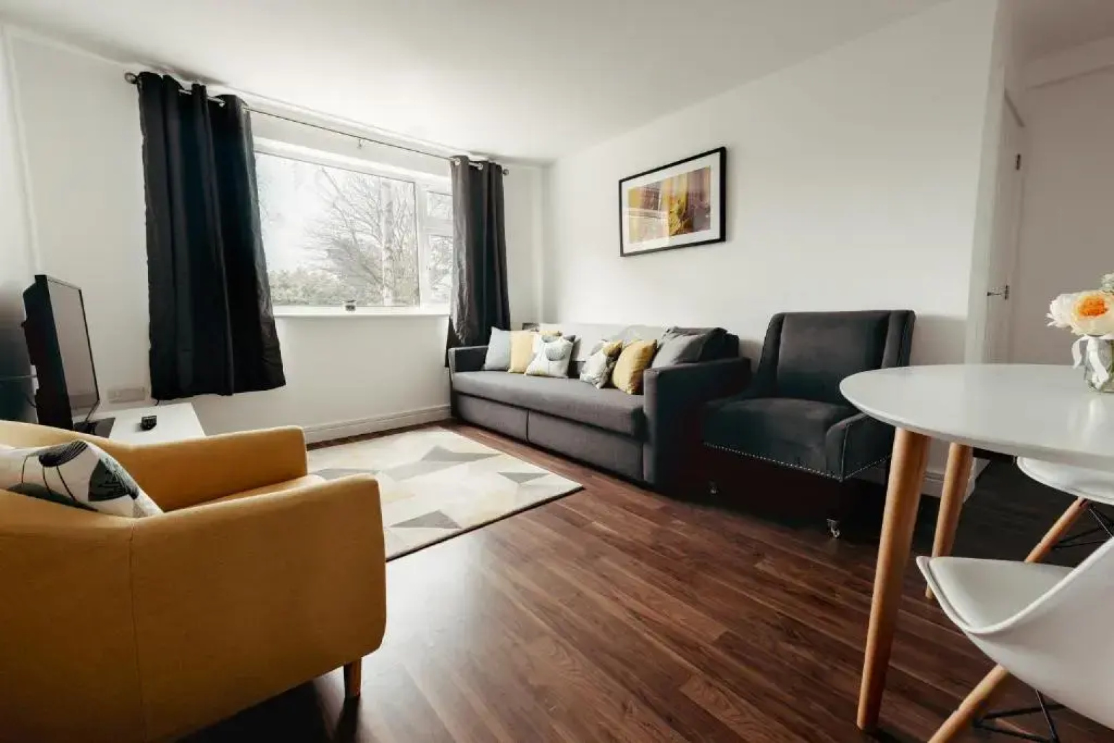 Near Hinckley Centre, sleeps up to 6, spacious ground floor apartments with secure parking