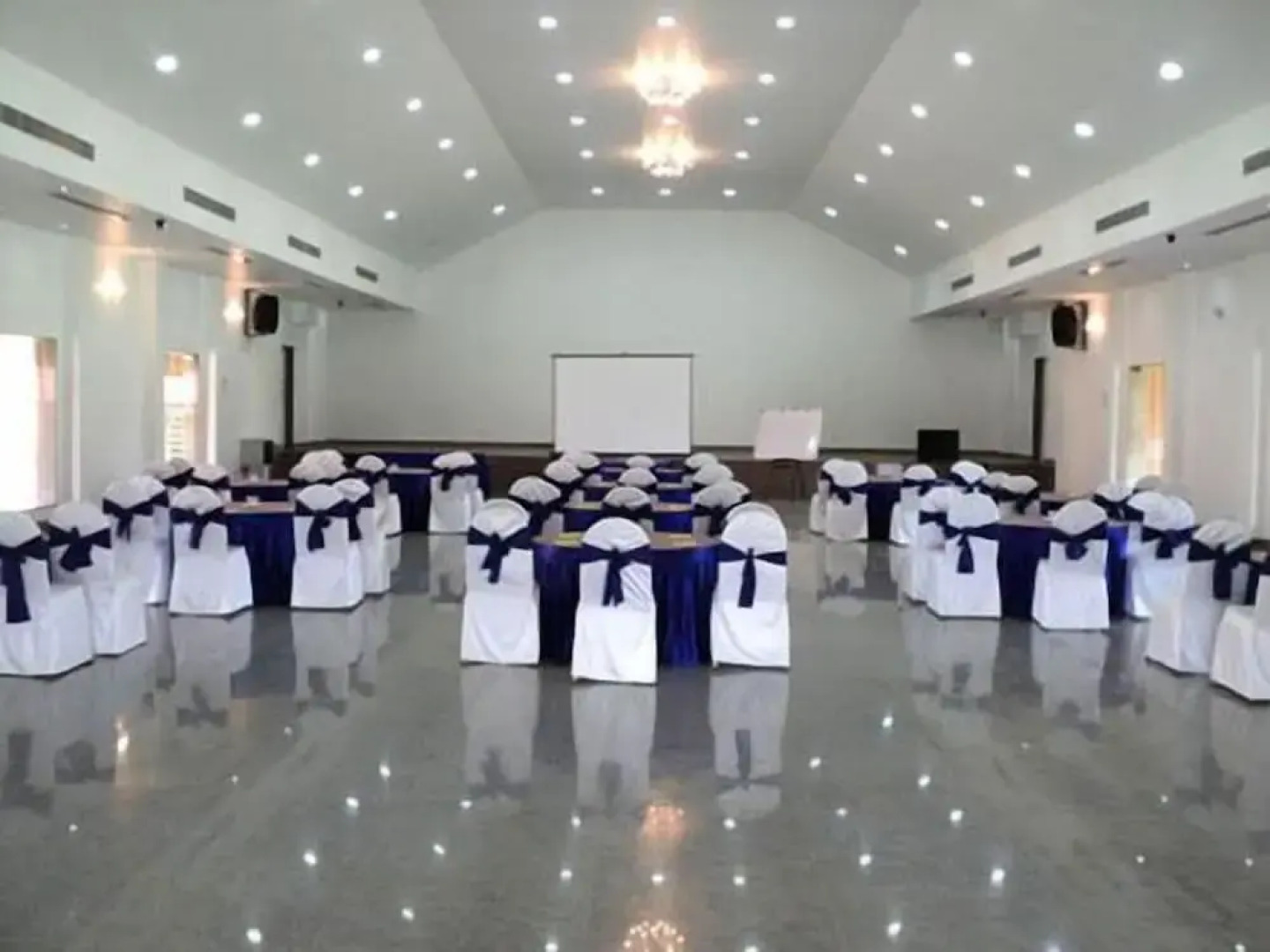 Confident Amoon - The Glamour Spa and Resort