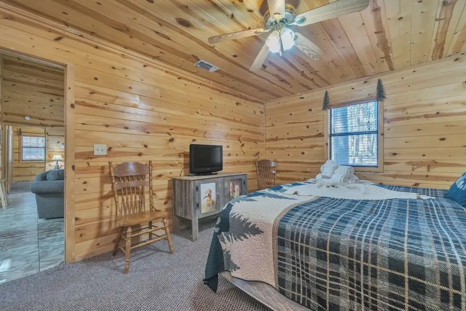 Bear Trail 2 Bedroom Cabin by Redawning