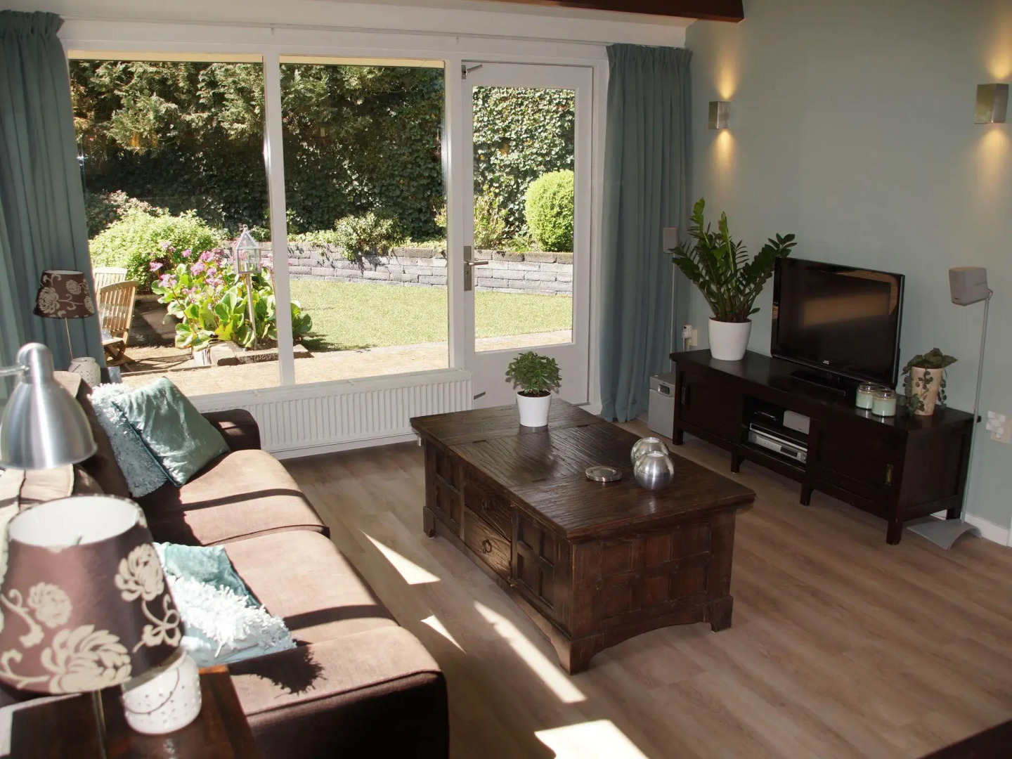 Cosy on ground level home, wifi, central location, many children's equipment