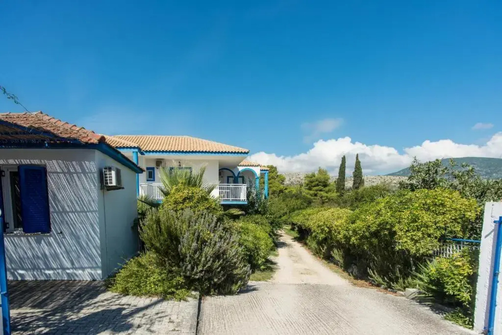 Blue White Hotel Studio Apartments