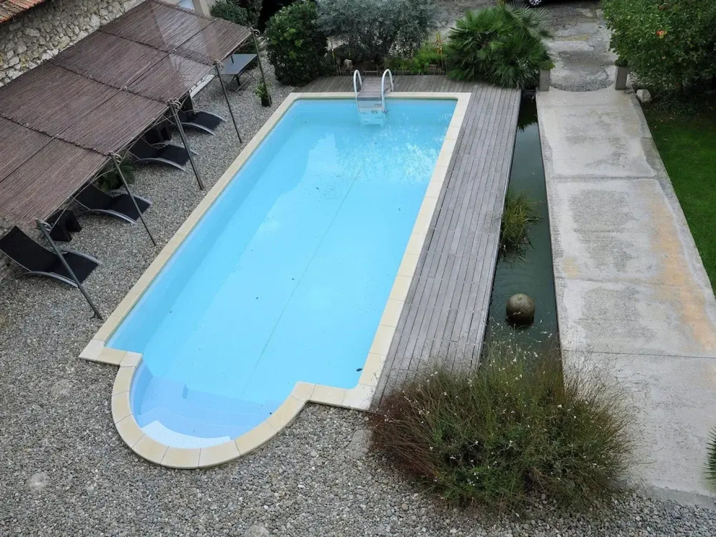 Beautiful and Stylish Town House With Private Swimming Pool in the Middle of Cavaillon