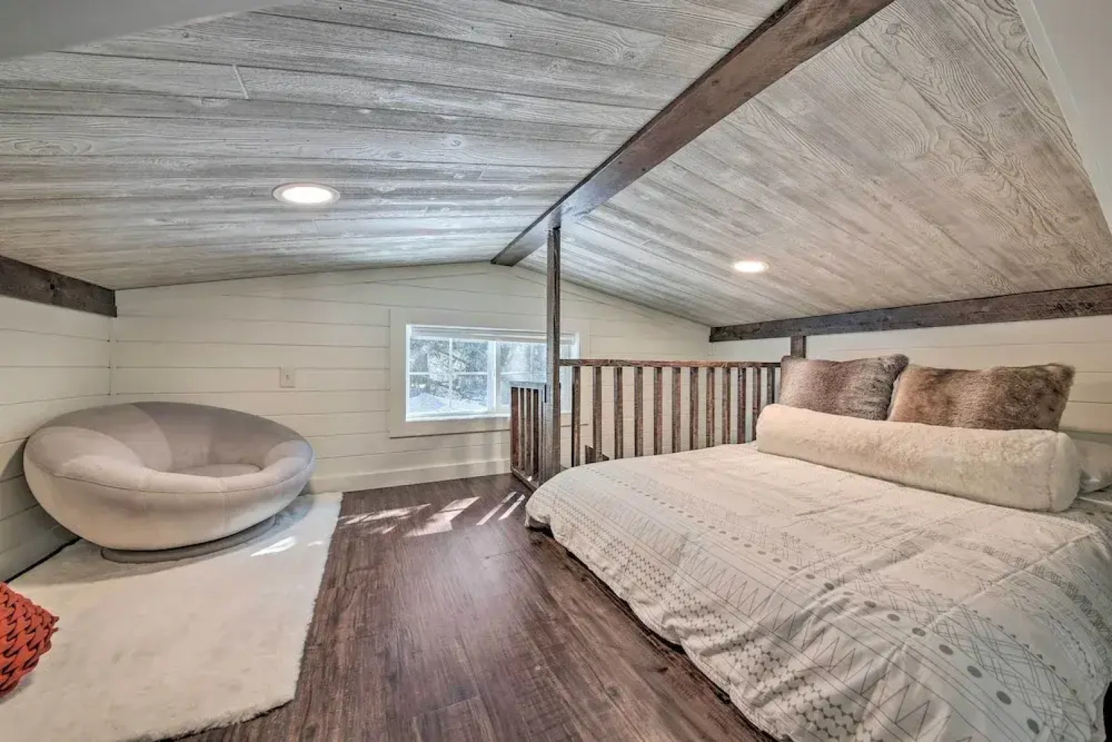 Contemporary Cabin w/ Mountain Views & Deck