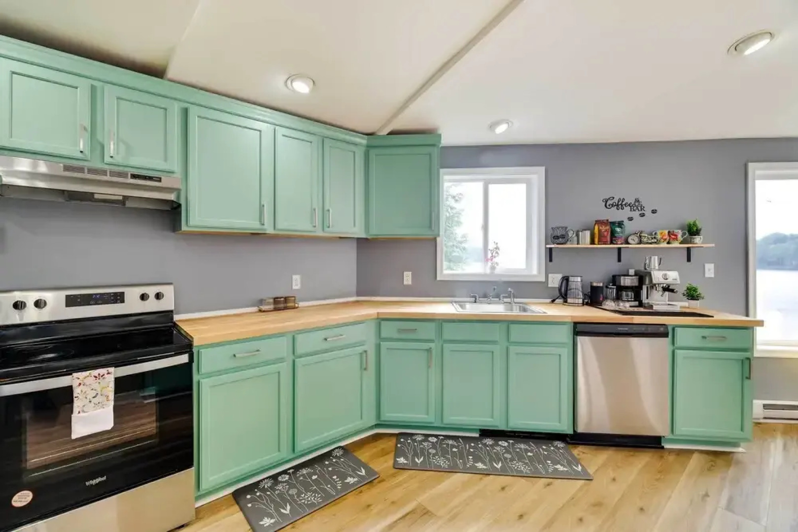 Stunning Tobyhanna Home w/ Lake Access + Kayaks!