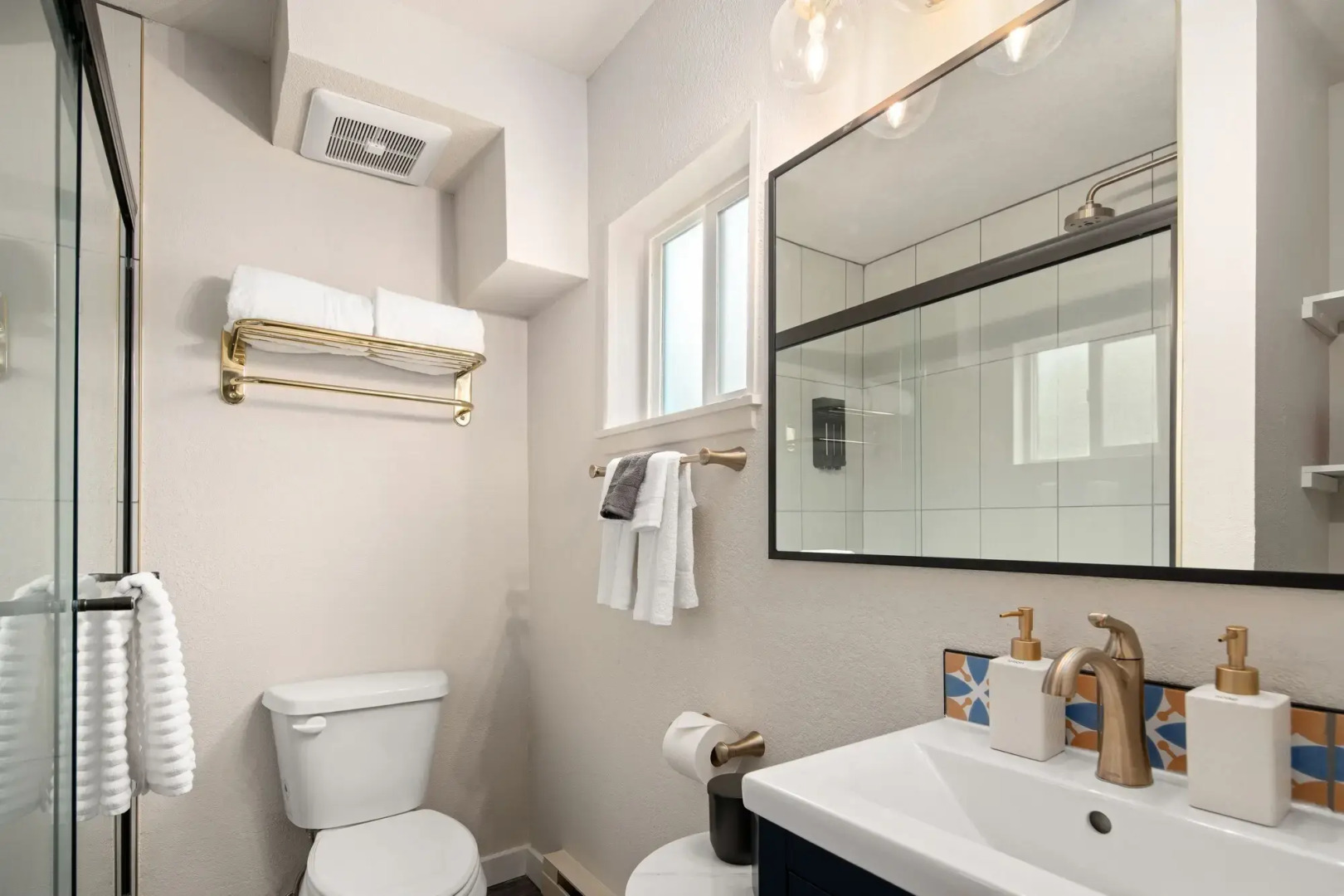 Hotel McCoy - Art, Coffee, Beer, Wine