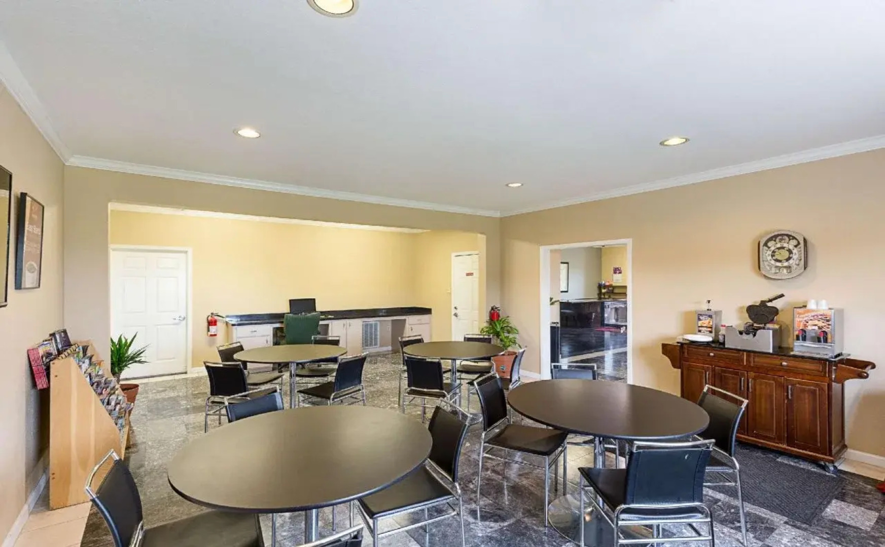 Econo Lodge & Suites