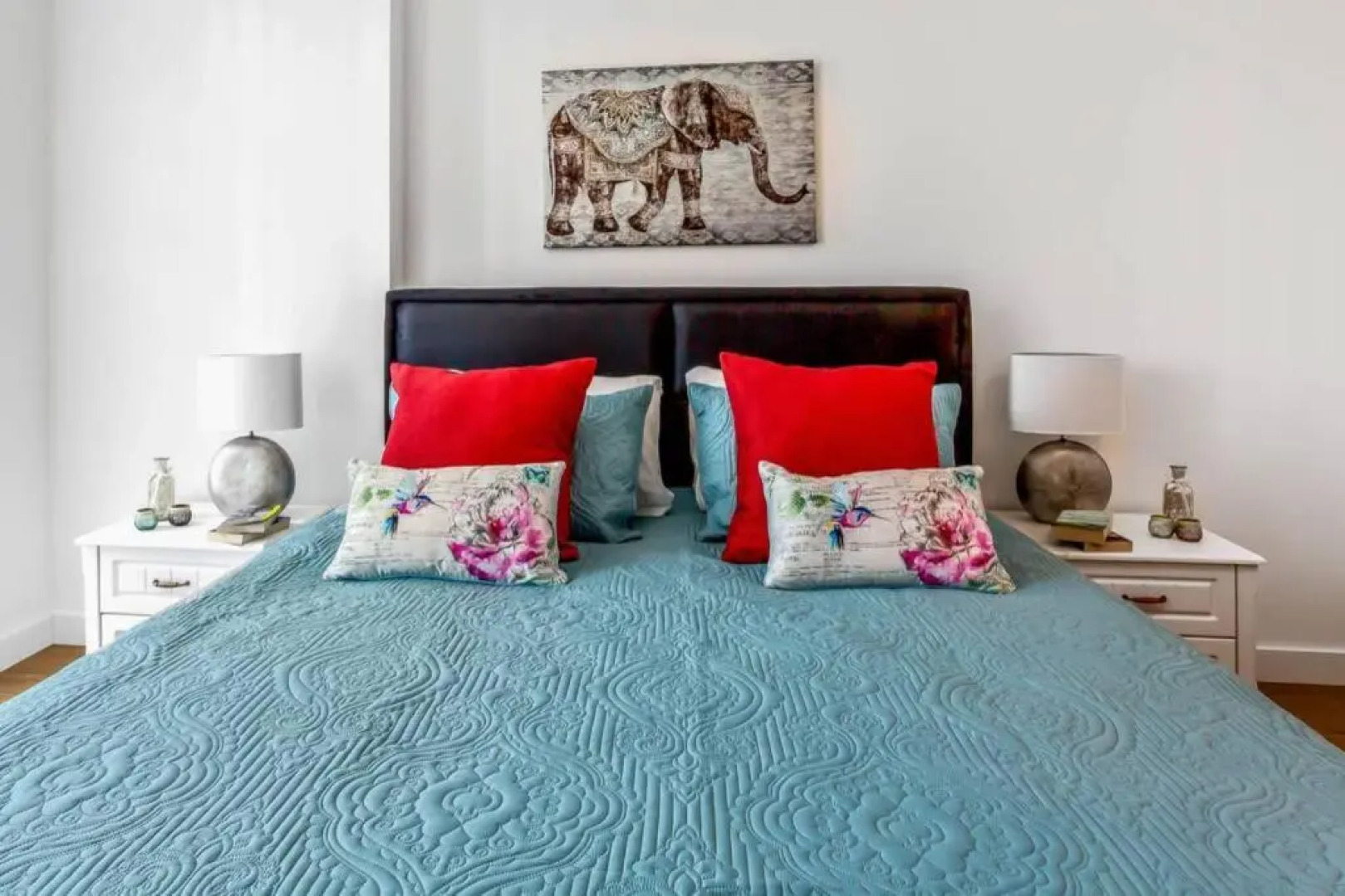 Stunning 2 Bed/2 Bath In Town Centre & Parking!