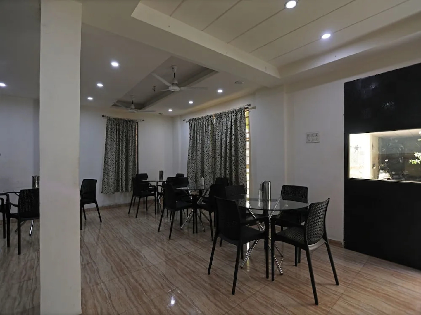 OYO 8996 Hotel Pioneer