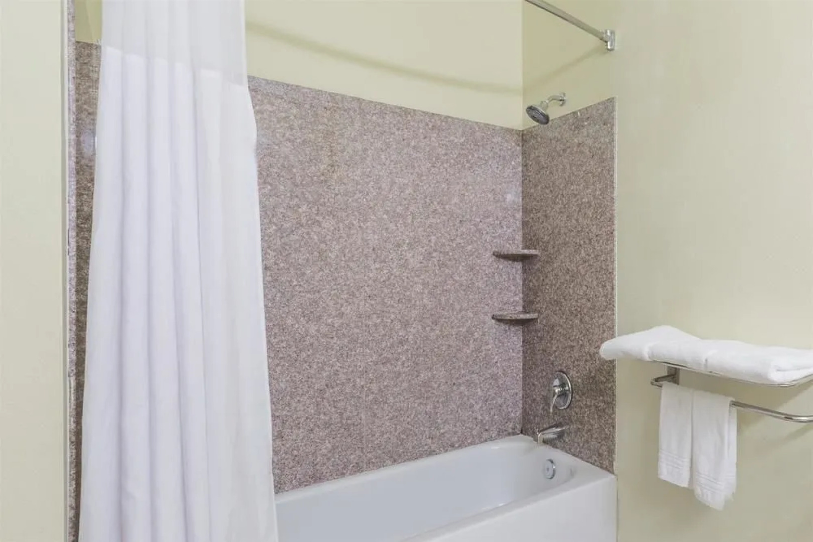 Days Inn & Suites Cleburne TX