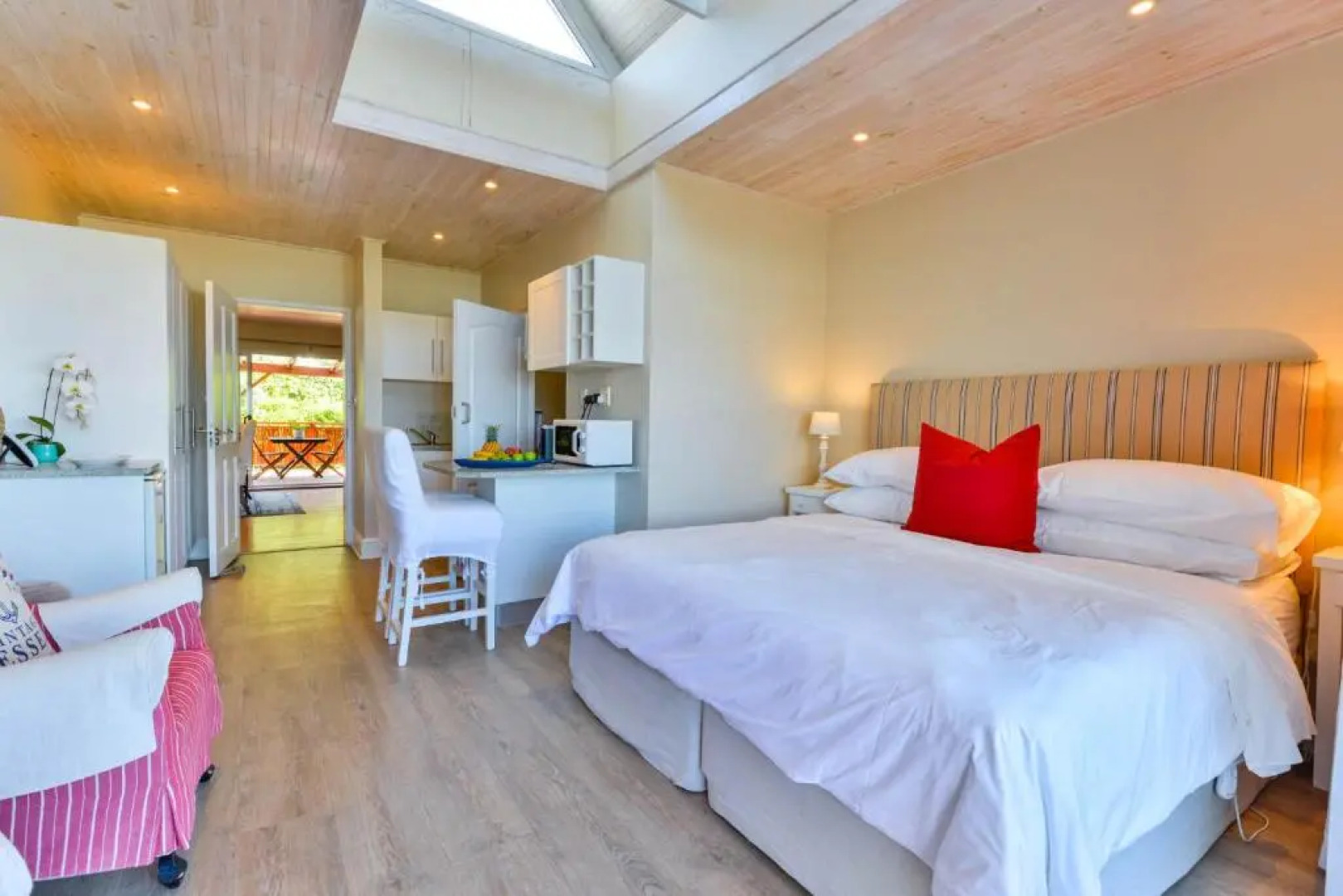 Singing Kettle Beach Lodge