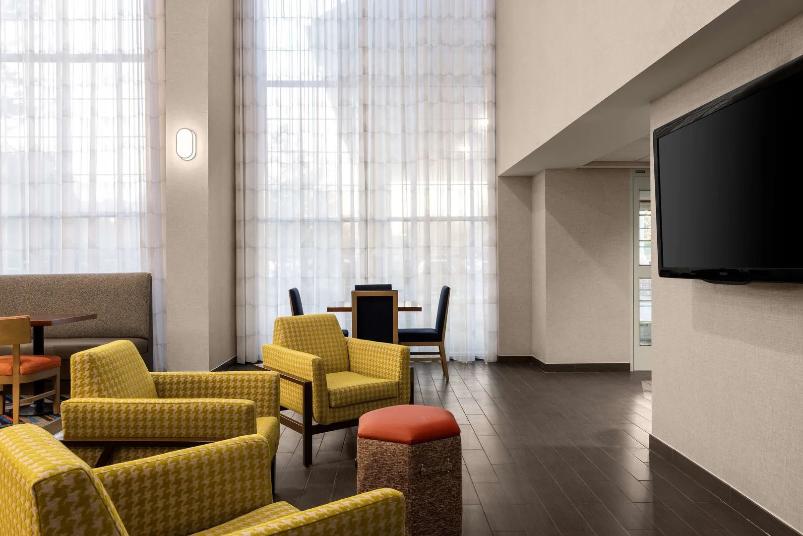 Hampton Inn & Suites State College at Williamsburg Square