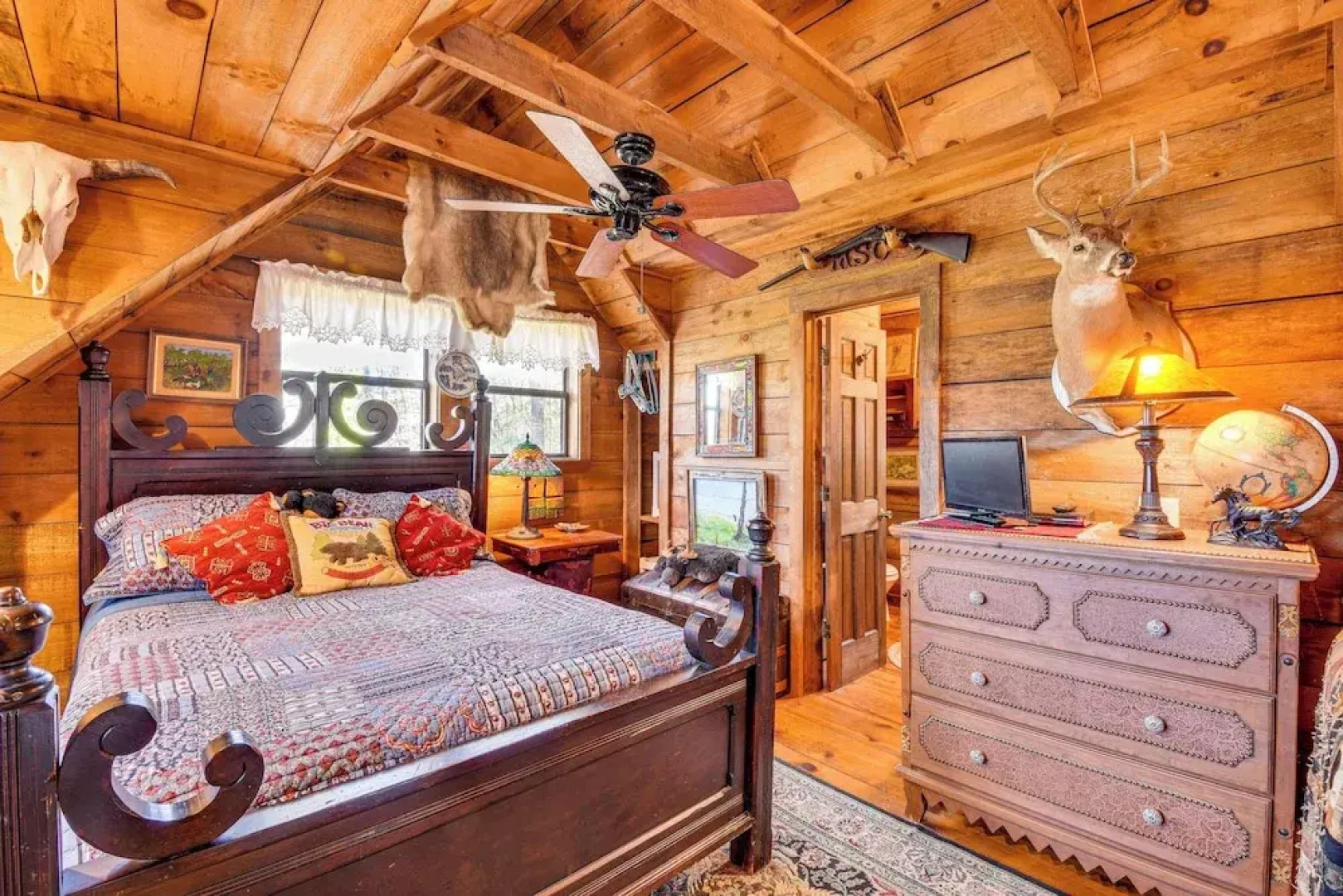 Rustic Cabin w/ Porches: 8 Mi to Tallulah Gorge!