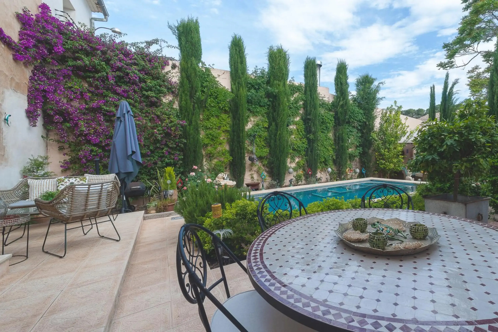 Self Catering Garden Apartment with a Private Garden and Shared Pool