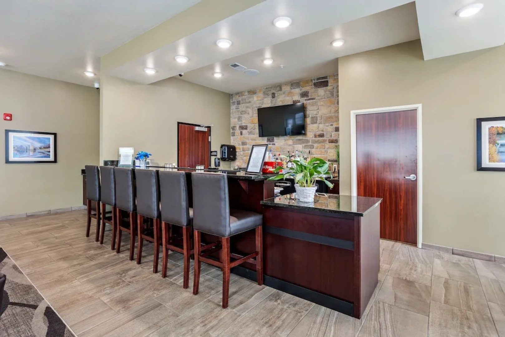 Cobblestone Hotel & Suites - Central Wisconsin Airport