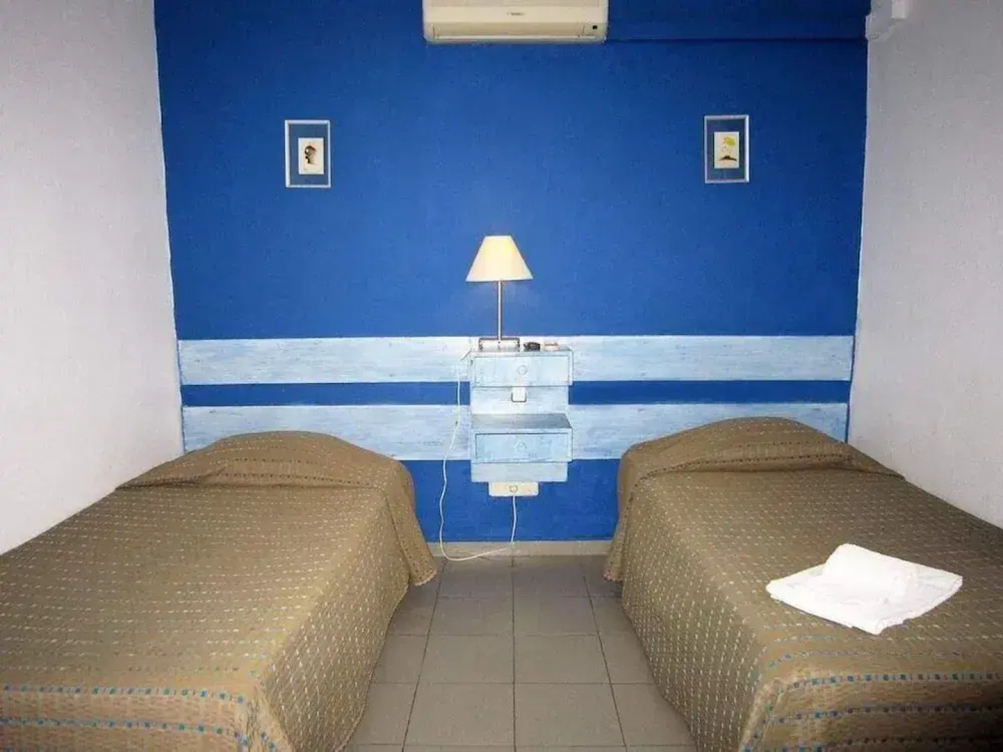 E-Nove Lounge Hostel Caffe