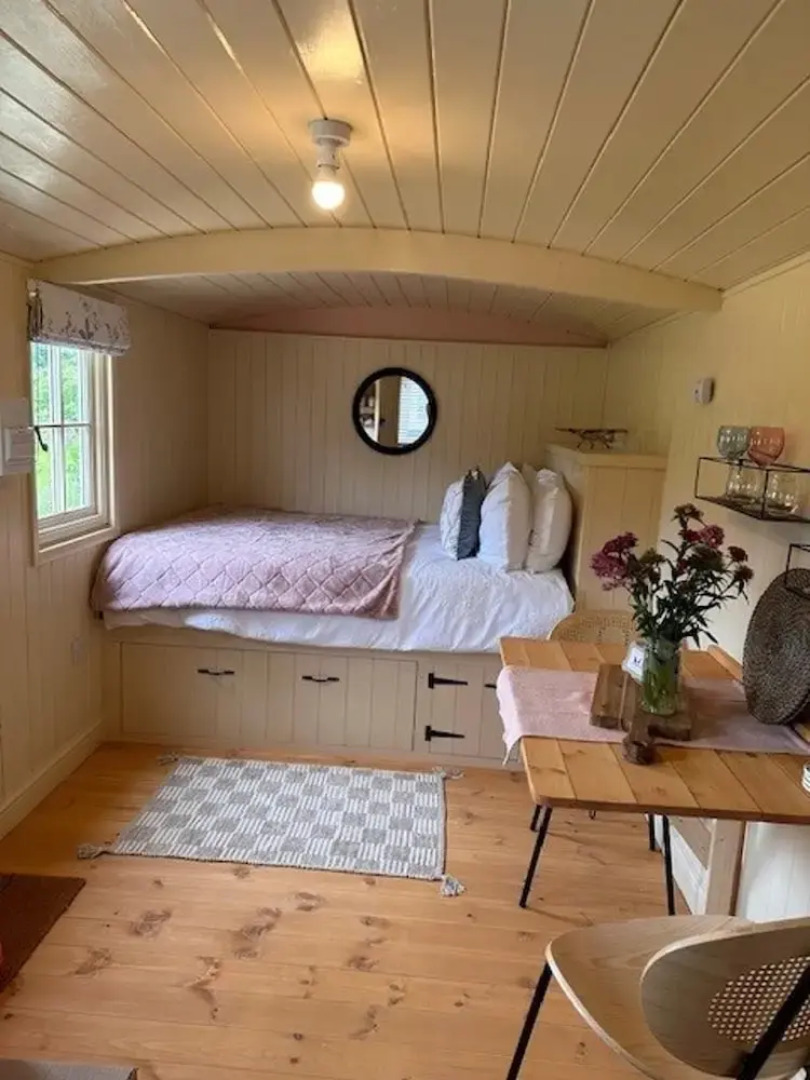 Shepherdshut-cotswolds-petfriendly-woodburner