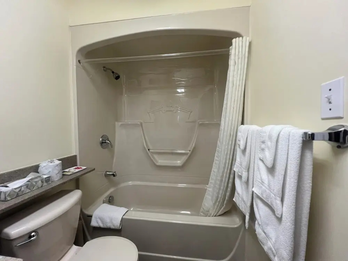 Colonial House Motor Inn