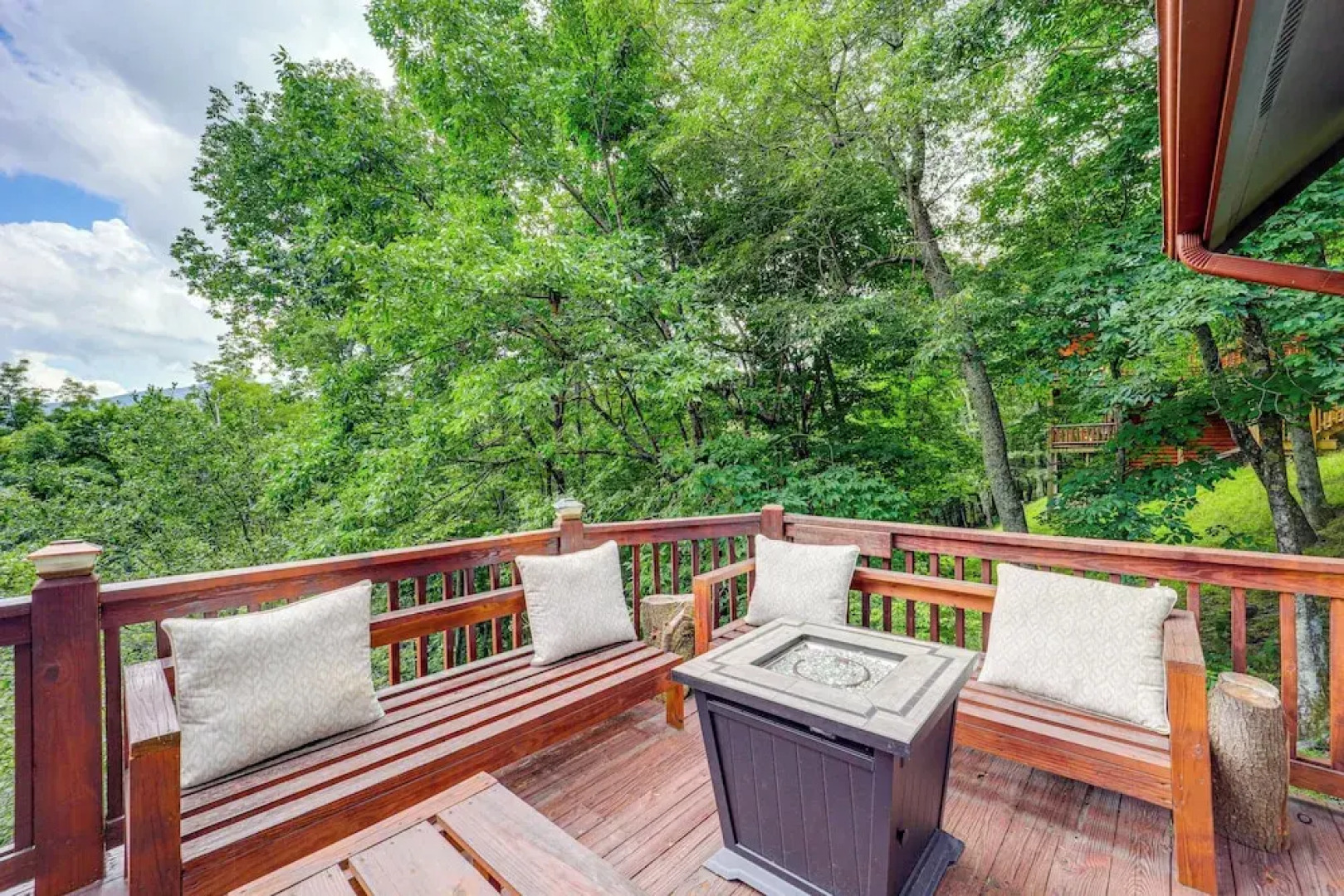 1 Mi to Otter Falls: Mtn-view Gem w/ Deck